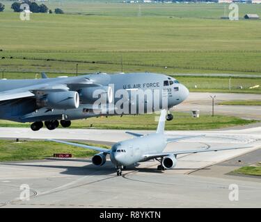 Un Boeing KC-46A Pegasus arrive à Travis Air Force Base, en Californie alors que C-17 Globemaster III prend son envol, le 7 mars 2017. Travis a été choisi comme un lieu privilégié pour l'Armée de l'air, l'avion de ravitaillement en janvier. C'est la première fois que l'aéronef a effectué à une base Air Mobility Command et devrait terminer les essais au sol et en vol pendant son temps à Travis. Banque D'Images