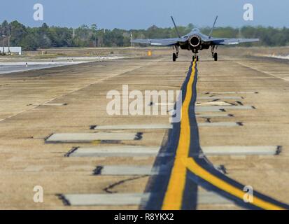 Un F-35C Lightning II taxis l'axe de vol le 27 février de la F-35 Strike Fighter Squadron sur la base aérienne d'Eglin, en Floride, le F-35C est un transporteur à faible capacité multi-rôle observable d'avions de chasse, conçu pour fournir une projection de puissance dans l'air de la mer. La Marine a Joint strike fighter porte modifications structurelles des autres versions, nécessité par l'augmentation de la résilience requise pour les opérations du transporteur. Banque D'Images