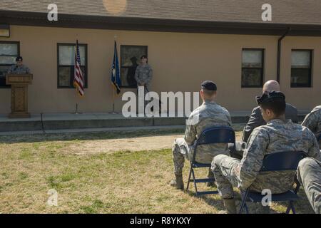 Les membres de la base de participer à la 11e, Teo l'Escadron de soutien de Sécurité de chien de travail militaire, retraite cérémonie à Joint Base Andrews, dans le Maryland, le 9 mars 2017. Le 11 ans allemand Shepard servi 10 ans comme un chien de détection d'explosifs de l'Armée de l'air. Banque D'Images