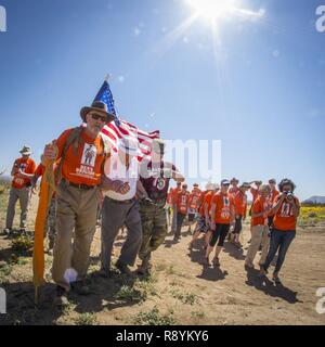 Le colonel de l'Armée américaine à la retraite Ben Skardon, 99, un survivant de la Bataan, promenades sous un nouveau soleil Mexique aidé par les membres de son équipe de soutien loyal, Ben's Brigade - un groupe de 64 familles, amis, anciens étudiants de l'Université Clemson, sa famille et de ses compagnons de guerre prisonors - pendant la marche de la mort de Bataan Memorial à White Sands Missile Range, N.M., le 19 mars 2017. Skardon est le seul survivant de la véritable de Bataan qui marche dans le mémorial de mars. C'était la dixième fois qu'il a participé, et il a effectué huit milles et demi à chaque fois. Banque D'Images