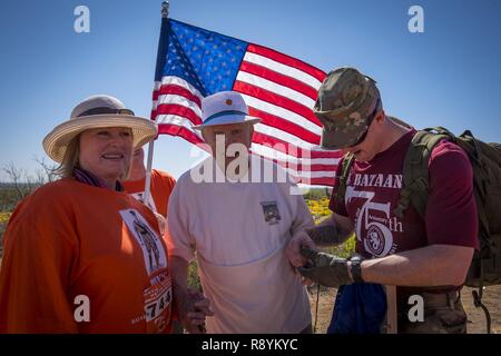 La CPS de l'armée américaine. Michael Cole, un infirmier de Austin, Texas, vérifie les signes vitaux de l'Armée américaine à la retraite, le colonel Ben Skardon 99, un survivant de la Bataan, à huit mille de la Bataan Memorial Death March au White Sands Missile Range, le 19 mars 2017. Skardon est le seul survivant de Bataan qui marche dans le memorial march, et il marche huit milles et demi. C'était la dixième fois de le faire. Banque D'Images