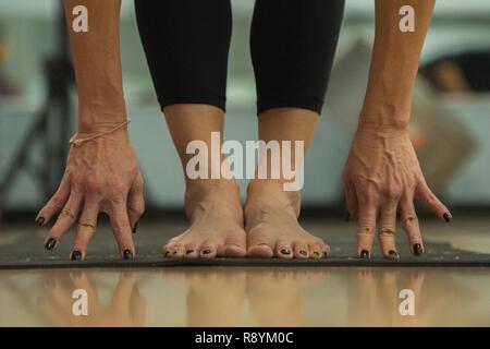 Le Nguyen, à l'Ouest Centre de remise en forme professeur de yoga, s'étend au cours de sa séance de yoga à Joint Base Andrews, dans le Maryland, le 9 mars 2017. Nguyen, un ancien colonel de l'US Air Force, a été le bénévolat comme un professeur de yoga à JBA depuis octobre 2015. Banque D'Images