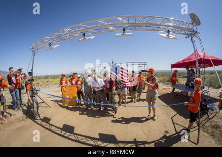 Le colonel de l'Armée américaine à la retraite Ben Skardon, 99, un survivant de la Bataan, s'apprête à traverser les huit ans et demi mile ligne d'arrivée de la Bataan Memorial Death March au White Sands Missile Range, le 19 mars 2017. Skardon est le seul survivant de la véritable Bataan pour marcher dans la chapelle du mars. C'était la 10e fois qu'il a marché ce jour dans le mois de mars. Banque D'Images