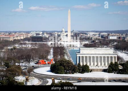 Une Garde côtière MH-65 de l'équipage de l'hélicoptère Dauphin Air Station Atlantic City défile le Lincoln Memorial et Washington Monument lors d'une patrouille dans la région de Washington D.C., le 16 mars 2017. Les équipages d'Air Station Atlantic City soutenir la région de la capitale nationale de la défense aérienne (NCRADF) en fournissant de multiples aéronefs pour aider la défense aérospatiale de l'Amérique du Nord (NORAD). Banque D'Images