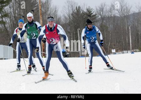 De gauche à droite : le sergent de l'armée américaine. Erik Burmeister, Sgt. 1re classe Keith Moody, le s.. Hans maigre somme, et le lieutenant-colonel Douglas Duncan, tous les membres de la Garde nationale de Rhode Island, l'équipe de Biathlon en compétition dans la course de patrouille au camp d'Ethan Allen Site de formation, Jericho, Vermont, le 9 mars 2017. Plus de 120 athlètes de 23 pays différents participent à la Garde nationale de 2017, chef de bureau au 9 mars. Championnats Banque D'Images