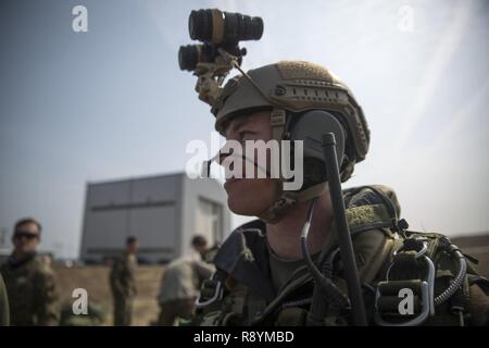 Le Cpl. Justin Morrall se prépare à passer d'un CH-47 Chinook de l'armée américaine, à Josari drop zone, République de Corée, le 16 mars 2017, dans le cadre du Programme d'exercices maritimes Corée 17-6. Nos forces terrestres sont plus forts lorsque nous travaillons ensemble. Nous sommes prêts à combattre ce soir.' 'Morall, Denver, Colorado, est un groupe de combat d'arme automatique l'artilleur avec 3d, 3e Bataillon de Reconnaissance de la Division Marine, III Marine Expeditionary Force. Banque D'Images