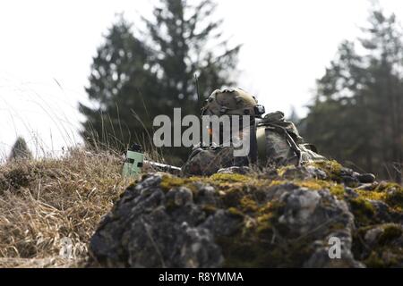 Un soldat allemand à partir de la 8e Bataillon de Reconnaissance, 12e Brigade blindée envoie un rapport de situation, tout en menant la formation de reconnaissance pendant l'exercice Allied Esprit VI à l'instruction de l'Armée de la 7e commande Hohenfels Domaine de formation, l'Allemagne, le 17 mars 2017. Exercer l'esprit allié VI comprend environ 2 770 participants de 12 pays membres et partenaires de l'OTAN pour la paix, et des exercices et des tests d'interopérabilité tactique de communications sécurisées à l'intérieur de membres de l'Alliance et des pays partenaires. Banque D'Images