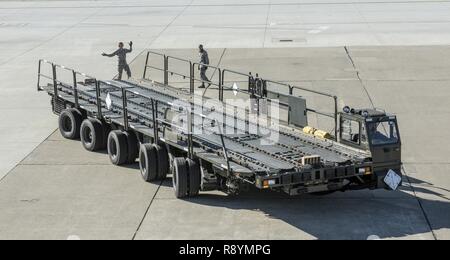 U.S. Air Force Colonel John Klein, 60, commandant de l'Escadre de la mobilité de l'air dirige un Tunner 60k, tandis que le chargeur d'un membre de la 1re classe Caroline Wright, 60e Escadron de Port de l'antenne, l'air lors d'un travaille avec des aviateurs à l'événement Travis Air Force Base, en Californie, le 17 mars 2017. Le programme est conçu pour permettre à l'escadre de l'occasion d'observer d'aviateurs et soldats junior recevoir une expérience sur la façon dont les fonctions et responsabilités de l'Aviateur de contribuer à la mission générale de l'aile. Banque D'Images