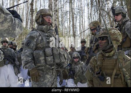 Le Sgt commande. Le major Jonny Resseguie, le conseiller principal a fait appel pour le 1er bataillon du 501ème Parachute Infantry Regiment d'infanterie, 4e Brigade Combat Team (Airborne), 25e Division d'infanterie de l'armée américaine en Alaska, les adresses d'autres parachutistes avant de faire des exercices de tir réel au peloton d'infanterie Battle Course sur Joint Base Elmendorf-Richardson, Alaska, le 17 mars 2017. L'exercice aiguisé les parachutistes de l'infanterie des compétences telles que la communication et le mouvement de peloton, obstacle violer et la capture d'un objectif intermédiaire de voies de fait et de manœuvre. Resseguie est originaire de Wimberley, Texas. Banque D'Images