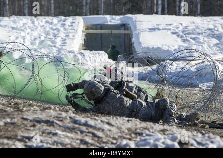 Affecté à une compagnie de parachutistes, 6e bataillon du génie de la Brigade d'infanterie, 4e Brigade Combat Team (Airborne), 25e Division d'infanterie de l'armée américaine, l'Alaska, couper des fils concertina en flagrant délit un obstacle au cours de l'entraînement au tir réel au peloton d'infanterie Battle Course sur Joint Base Elmendorf-Richardson, Alaska, le 17 mars 2017. L'exercice aiguisé les parachutistes de l'infanterie des compétences telles que la communication et le mouvement de peloton, obstacle violer et la capture d'un objectif intermédiaire de voies de fait et de manœuvre. Banque D'Images