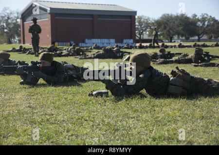 Peloton de recrues 4015 Papa, Société, 4e Bataillon d'instruction des recrues, la pratique, la tendance position de tir 16 mars 2017, sur l'Île Parris, L.C. (pendant une semaine, les recrues apprennent et mettent en pratique les principes de base de l'adresse au tir avant de tirer des munitions de la semaine suivante pour se qualifier sur le champ de tir. Papa Société est prévue pour le 28 avril, 2017 études supérieures. Parris Island est le lieu d'entraînement des recrues du Corps des marines depuis le 1 novembre 1915. Aujourd'hui, environ 19 000 recrues proviennent à Parris Island annuellement pour l'occasion de devenir des Marines américains en endurant 12 semaines de rigueur, transfo Banque D'Images