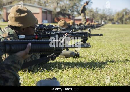 Peloton de recrues 4014, Papa, Société de recrutement et de formation 4e Bataillon, la pratique, la tendance position de tir 16 mars 2017, sur l'Île Parris, L.C. (pendant une semaine, les recrues apprennent et mettent en pratique les principes de base de l'adresse au tir avant de tirer des munitions de la semaine suivante pour se qualifier sur le champ de tir. Papa Société est prévue pour le 28 avril, 2017 études supérieures. Parris Island est le lieu d'entraînement des recrues du Corps des marines depuis le 1 novembre 1915. Aujourd'hui, environ 19 000 recrues proviennent à Parris Island annuellement pour l'occasion de devenir des Marines américains en endurant 12 semaines de rigueur, transfo Banque D'Images