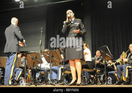 Le sergent de l'armée américaine. Vicki Golding fournis chant pour l'Amérique, la belle, l'une des sélections les concerts effectués par le 257th Army Band à Washington, D.C., côte à côte avec les élèves de la bande de l'école secondaire locale, au cours de la première All-City honneur BandMarch 18, 2017, Washington, D.C. Columbia Heights Campus éducatif a accueilli la première All-City Honour Band dans le district, et a été parrainée par le 257th Army Band, reconnu officiellement comme "la bande de la capitale du pays.' (Army National Guard Banque D'Images