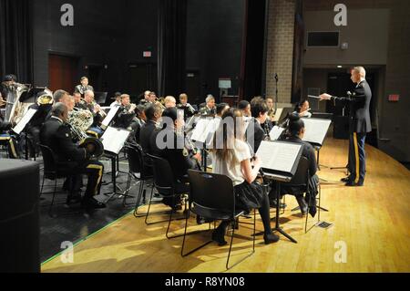 La CPS de l'armée américaine. Jacob Kohut, 257th Army Band, District de Columbia, la Garde nationale procède à l'exécution de 27 de ses collègues musiciens et 10 élèves de l'école secondaire locale, au cours de la première All-City Honour Band 18 mars 2017, à Washington, D.C. Le concert, organisé par Columbia Heights Campus éducatif, a été parrainé par le 257th Army Band, reconnu officiellement comme "la bande de la capitale du pays.' (Army National Guard Banque D'Images