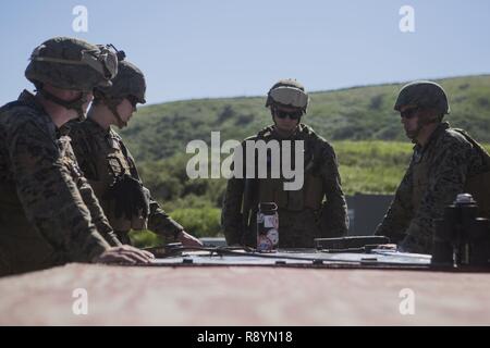 Marines avec 3e Bataillon de défense aérienne à basse altitude, 3rd Marine Aircraft Wing, je Marine Expeditionary Force, plan au cours d'un exercice de tir, le 13 mars 2017, Marine Corps Base Camp Pendleton, en Californie, l'exercice a permis aux soldats d'utiliser des simulateurs stinger lancer conjointement avec véritable appareil agissant en tant que cibles. (Marine Corps Banque D'Images