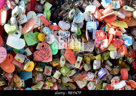 Mur avec collection de d'un cadenas qui ont été bloqué et verrouillé en place sur Seoull Tower, en Corée, pour symboliser l'amour sans fin entre les couples Banque D'Images