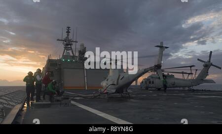 Mer de Chine du Sud (19 mars 2017) Les marins à bord de navires de combat littoral USS Coronado (LCS 4) préparer un MQ-8B Fire Scout avions sans pilote, à gauche, et un hélicoptère Seahawk MH-60S pour les opérations aériennes en mer. En ce moment sur un déploiement de rotation en 7e Flotte des États-Unis zone de responsabilité, Coronado est un navire de guerre rapide et agile sur mesure pour patrouiller les eaux littorales de la région et travailler à coque coque avec des marines, partenaire fournissant 7e flotte avec les capacités flexibles dont elle a besoin maintenant et dans l'avenir. Banque D'Images