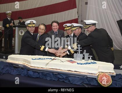 BUSAN, République de Corée (18 mars 2017) -- (de gauche à droite) Adm arrière. Brad Cooper, commandant des Forces navales des États-Unis, Corée, Adm. (Ret.) Yu, sam-nam, Marine de la République de Corée, Marc Knapper, charge' d' affaires par intérim, Ambassade des États-Unis à Séoul, Vice-amiral. Jung Jin, Pdes, République de Corée, la flotte Adm arrière. Jim Kilby, commandant du Groupe aéronaval 1 et le Capitaine Doug Verissimo couper le gâteau au cours d'une réception à bord de la République de Corée porte-avions USS Carl Vinson (CVN 70). Le Carl Vinson est un groupe d'intervention en fonction d'un programme de déploiement de l'ouest du Pacifique dans le cadre de la flotte américaine du Pacifique initiative dirigée par t Banque D'Images