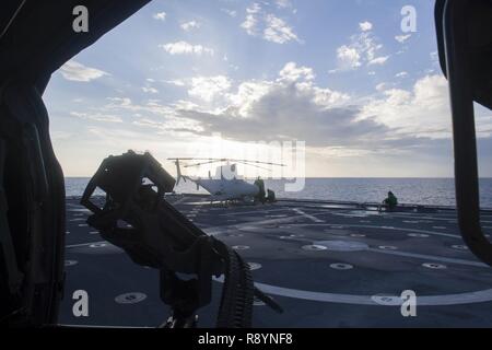 Mer de Chine du Sud (19 mars 2017) Les marins à bord de navires de combat littoral USS Coronado (LCS 4) préparer un MQ-8B Fire Scout avions sans pilote, centre, et un hélicoptère Seahawk MH-60S pour les opérations aériennes. En ce moment sur un déploiement de rotation en 7e Flotte des États-Unis zone de responsabilité, Coronado est un navire de guerre rapide et agile sur mesure pour patrouiller les eaux littorales de la région et travailler à coque coque avec des marines, partenaire fournissant 7e flotte avec les capacités flexibles dont elle a besoin maintenant et dans l'avenir. Banque D'Images