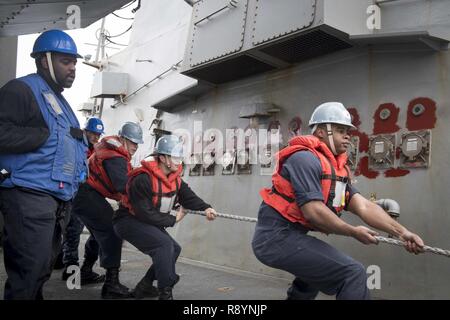 Mer de Chine orientale (16 mars 2017) marins, affecté à la classe Arleigh Burke destroyer lance-missiles USS Stethem (DDG 63), se tenir en rang avant un ravitaillement vertical avec dry cargo ship USNS Charles Drew (T-AKE-10). Stethem est en patrouille dans la mer de Chine orientale soutenir la sécurité et la stabilité dans la région du Pacifique-Indo-Asia. Banque D'Images