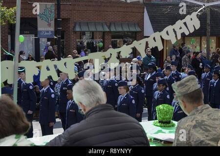 Les membres d'un corps de formation des officiers subalternes de réserve depuis mars les juges lors de défilé de la Saint-patrick 18 mars 2017, au centre-ville de Dover, Delaware l'équipe ont présenté leurs compétences développées par la marche programme de cours. Banque D'Images