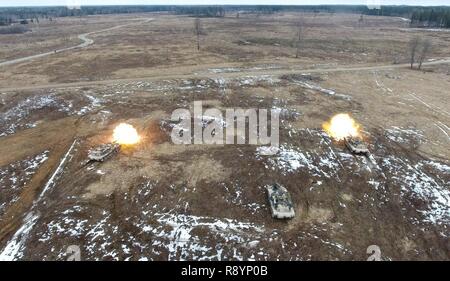 Des soldats américains avec la société C, 1er Bataillon, 68e régiment de blindés, 3e Brigade blindée, la 4e Division d'infanterie, basée à Fort Carson, Colorado, fire 120mm principaux Abrams char en direction des cibles stationnaires Theissen Armor à des distances de 1160 mètres au cours d'une défense de zone en profondeur l'exercice de tir réel avec des Forces de défense de l'Estonie à la zone centrale de formation Tapa, l'Estonie, le 14 mars 2017 dans le cadre de l'opération Atlantic résoudre. Les Etats-Unis, l'Estonie, pays de l'OTAN et les forces en partenariat, participent actuellement à l'opération Atlantic détermination à renforcer les capacités de dissuasion. O Banque D'Images