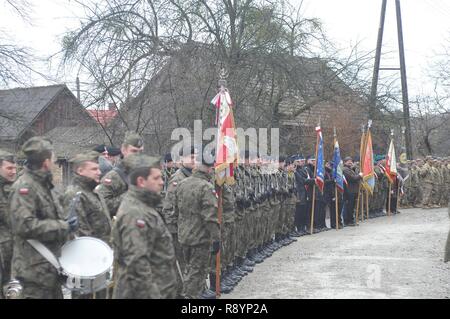 Des soldats de la 17 brigade mécanisée polonais Wielkopolska, anciens combattants de l'armée polonaise, et les soldats du 64ème Bataillon de soutien de la Brigade Blindée, 3e Brigade Combat Team, 4e Division d'infanterie, se tenir en formation au cours d'une cérémonie de dédicace à Mosina, Pologne, le 18 mars 2017, d'un mémorial à deux U.S. Army Air Corps Canadien bombardier B-17 de l'équipage qui ont été tués au combat durant la Seconde Guerre mondiale. Tech. Le Sgt. Leonard A. Marino et Tech. Le Sgt. John L. Sunberg a eu l'incendie d'un chasseur russe le 18 mars 1945, après avoir renfloué de leur bomber qui avaient été paralysés par la flak au cours d'une mission de bombardement de ra Banque D'Images