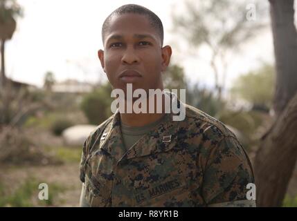 Le Capitaine Jason Samuel, Aide-De-Camp, la masse d'Air Maritime Task Force le commandement de l'instruction, obtient son diplôme d'études secondaires lorsqu'il avait 16 ans et a servi dans le Corps des Marines durant près d'une décennie. Dans son temps libre, Samuel redonne à l'Église à travers la musique. Banque D'Images