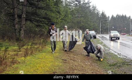 Les membres de l'équipe des ordures McChord le long de route à l'extérieur du périmètre de la porte à Barnes Joint Base Lewis-McChord, dans l'État de Washington, 17 mars 2017. Environ 40 bénévoles, coordonnée par le sergent. Joshua Barnes, 7e Escadron de transport aérien C-17A L'arrimeur, recueilli 465 livres de déchets à partir d'un deux milles sur Perimeter Road. Banque D'Images