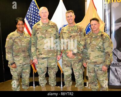 Toni A. Glover, commandant du Groupe d'appui régional 650e, Brig. Le général David E. Elwell, 311e Commandement de soutien expéditionnaire général commandant, le Colonel Chris Barra, 304th Brigade de maintien en puissance et le colonel commandant, Vince le riz, 653e RSG, commandant a effectué une formation de préparation à l'échelle commande session à la Los Alamitos Joint Forces Training Base 1-4 mars. Une formation efficace est la priorité numéro un de l'armée en temps de paix. Banque D'Images