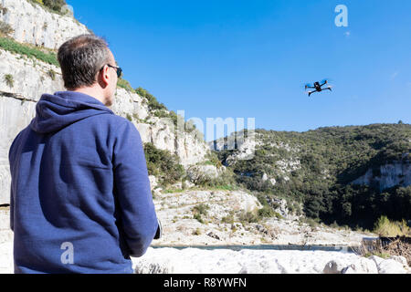 Sanilhac-Sagries (sud-est de la France) : pilote aux commandes d'un drone UAV sur le site de La Baume, dans le Gardon gorges. Banque D'Images