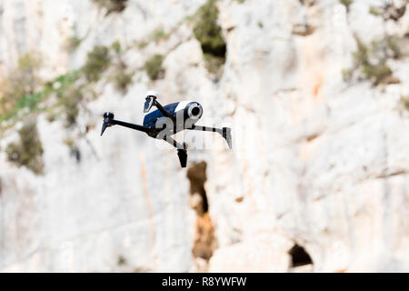 Sanilhac-Sagries (sud-est de la France) : pilote aux commandes d'un drone UAV sur le site de La Baume, dans le Gardon gorges. Banque D'Images