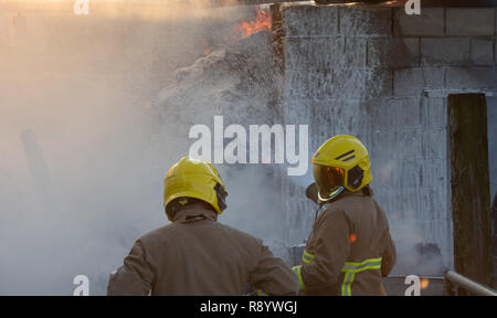 Les pompiers lutter contre un incendie d'étable, Cumbria, Royaume-Uni Banque D'Images