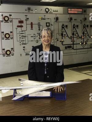 Le Dr Christine Darden, ingénieur aérospatial de la NASA à la retraite, se trouve dans la salle de contrôle de la NASA de soufflerie supersonique au NASA Langley Research Center, Hampton, Virginie, le 1 mars 2017. Darden a été responsable de l'élaboration de l'atténuation de la sonic boom. Banque D'Images