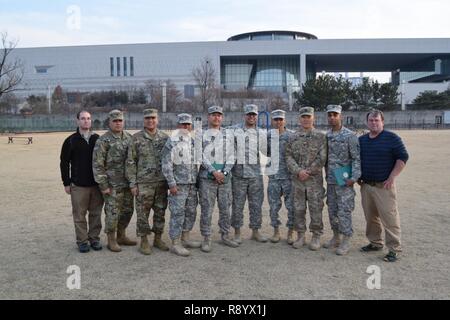 Les chercheurs ERDC posent pour une photo de groupe après l'achèvement de Key Resolve 2017 avec les membres de la 916e FEST-A, le 16 mars 2017 De gauche à droite sont Noah Garfinkle, le LCRE, Sgt. 1re classe Luis Rodriguez, le Capitaine John Lee Membrere-Mercado, 1er lieutenant Mark Guirao, 1er lieutenant Nuttapong Lea, 1er lieutenant Kyle Ramirez, le Major Aaron Takahashi, Capt Seung Yoo, Capt Jesse Jordan et Pat Guertin, le LCRE. Banque D'Images