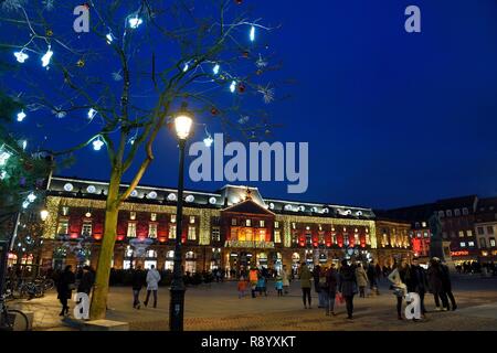 La France, Bas Rhin, Strasbourg, vieille ville classée au Patrimoine Mondial de l'UNESCO, la place Kléber à Noël, l'Aubette Banque D'Images