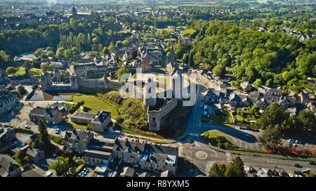 Fougères (Bretagne, nord-ouest de la France) : Vue aérienne de la ville et le château Banque D'Images