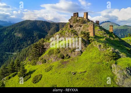 La Géorgie, région de Kakheti, Tusheti, Omalo, la forteresse de Keselo à Zemo Omalo (supérieur) a servi de refuge pour les habitants en temps de guerre, les tours médiévales fortifiées (vue aérienne) Banque D'Images