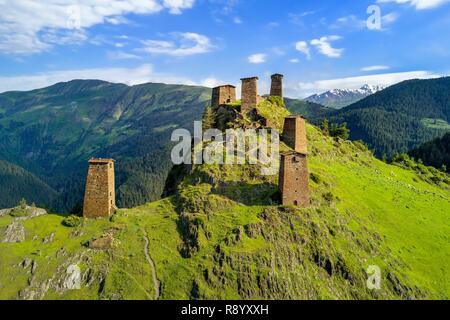 La Géorgie, région de Kakheti, Tusheti, Omalo, la forteresse de Keselo à Zemo Omalo (supérieur) a servi de refuge pour les habitants en temps de guerre, les tours médiévales fortifiées (vue aérienne) Banque D'Images