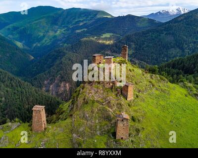 La Géorgie, région de Kakheti, Tusheti, Omalo, la forteresse de Keselo à Zemo Omalo (supérieur) a servi de refuge pour les habitants en temps de guerre, les tours médiévales fortifiées (vue aérienne) Banque D'Images