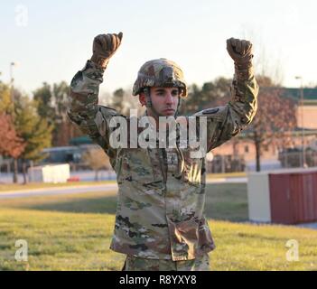 Le sergent parachutiste de l'armée américaine. Austin, la 982e Compagnie de la Caméra de combat, participe à l'entraînement en continu en vue d'une opération aéroportée standard à Fort Gillem, Forest Park, GA, le 3 mars 2017. Parachutistes doit sauter une fois tous les trois mois, pour maintenir leur statut de saut. Banque D'Images