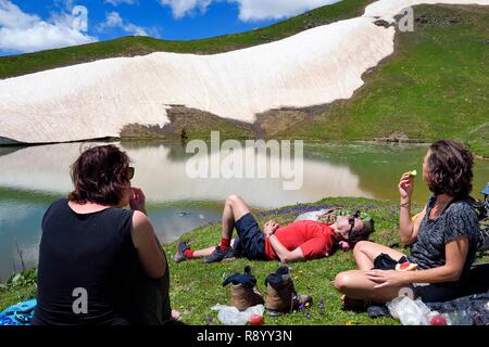 La Géorgie, Upper Svaneti (Zemo Svaneti), Mestia, les randonneurs sur le lac Koruldi sur les contreforts du Mont Ushba Banque D'Images