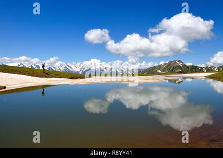 La Géorgie, Upper Svaneti (Zemo Svaneti), Mestia, randonneur sur le lac Koruldi sur les contreforts du Mont Ushba Banque D'Images