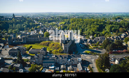 Fougères (Bretagne, nord-ouest de la France) : Vue aérienne de la ville et le château Banque D'Images