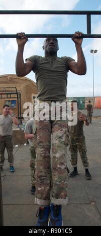 La CPS de l'armée américaine. Kevin Maxey, un spécialiste des ressources humaines affectés au siège de l'entreprise et de l'Administration centrale, 1er Bataillon, 153e Régiment d'infanterie, 39e Brigade d'infanterie participe à l'équipe de combat de tirer partie du commando français test pré-évaluation au Camp Lemonnier, Djibouti, le 19 mars 2017. Banque D'Images