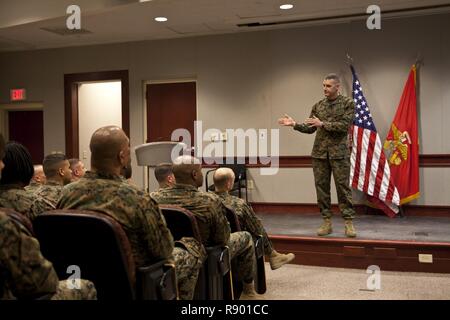 U.S. Marine Corps Brig. Le général Jason Q. Bohm, général commandant du Commandement de l'instruction, les adresses les marins de Marine Corps Combat Service Support les écoles (MCCSSS) lors de sa visite au Camp Johnson, N.C., 1 mars 2017. Le brig. La visite du général Bohm était d'observer et de discuter de la manière dont les plans des MCCSSS avec nid la commande de formation et de Plan de campagne pour l'examen des progrès réalisés sur le Programme de développement du leadership, la lecture et l'écriture de programmes, et de l'emploi de la Force des instructeurs de conditionnement physique. Banque D'Images