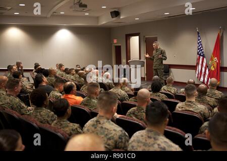 U.S. Marine Corps Brig. Le général Jason Q. Bohm, général commandant du Commandement de l'instruction, les adresses les marins de Marine Corps Combat Service Support les écoles (MCCSSS) lors de sa visite au Camp Johnson, N.C., 1 mars 2017. Le brig. La visite du général Bohm était d'observer et de discuter de la manière dont les plans des MCCSSS avec nid la commande de formation et de Plan de campagne pour l'examen des progrès réalisés sur le Programme de développement du leadership, la lecture et l'écriture de programmes, et de l'emploi de la Force des instructeurs de conditionnement physique. Banque D'Images