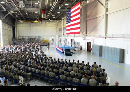 Le sergent-chef en chef de l'Armée de l'air Kaleth O. Wright, visites Whiteman Air Force Base, Mo., à un appel où il a parlé avec des centaines d'aviateurs à transmettre son messages stratégiques le 17 mars 2017. Wright, a répondu aux questions d'une douzaine d'aviateurs, allant de la politique de qualité de vie. Le sergent-chef en chef. Kaleth O. Wright est le 18ème chef de sergent-chef de la Force aérienne. Le bureau du directeur de master sergeant l'Armée de l'air représente le plus haut niveau de leadership s'enrôle, fournit une orientation pour les gradés corps et représente leurs intérêts à l'opinion publique américaine et tous les niveaux de gouvernement Banque D'Images