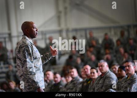 Le sergent-chef en chef de l'Armée de l'air Kaleth O. Wright, visites Whiteman Air Force Base, Mo., à un appel où il a parlé avec des centaines d'aviateurs à transmettre son messages stratégiques le 17 mars 2017. Wright, a répondu aux questions d'une douzaine d'aviateurs, allant de la politique de qualité de vie. Le sergent-chef en chef. Kaleth O. Wright est le 18ème chef de sergent-chef de la Force aérienne. Le bureau du directeur de master sergeant l'Armée de l'air représente le plus haut niveau de leadership s'enrôle, fournit une orientation pour les gradés corps et représente leurs intérêts à l'opinion publique américaine et tous les niveaux de gouvernement Banque D'Images