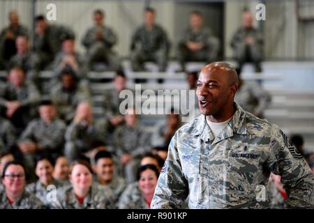 Le sergent-chef en chef de l'Armée de l'air Kaleth O. Wright, visites Whiteman Air Force Base, Mo., à un appel où il a parlé avec des centaines d'aviateurs à transmettre son messages stratégiques le 17 mars 2017. Wright, a répondu aux questions d'une douzaine d'aviateurs, allant de la politique de qualité de vie. Le sergent-chef en chef. Kaleth O. Wright est le 18ème chef de sergent-chef de la Force aérienne. Le bureau du directeur de master sergeant l'Armée de l'air représente le plus haut niveau de leadership s'enrôle, fournit une orientation pour les gradés corps et représente leurs intérêts à l'opinion publique américaine et tous les niveaux de gouvernement Banque D'Images